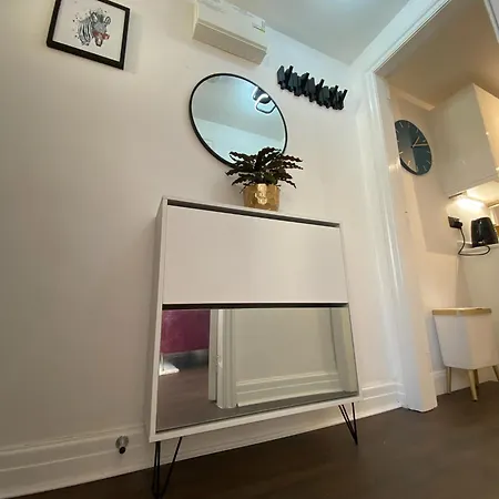 2 Bedroom - Garden Apartment, With Parking 아파트 해러게이트