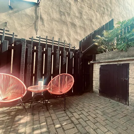 2 Bedroom - Garden Apartment, With Parking * 해러게이트